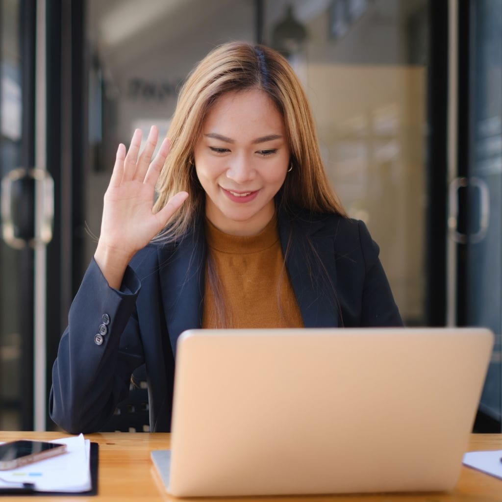 Femme au bureau devant un ordinateur (stock image)