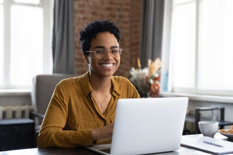 Smiling lady in front of a laptop